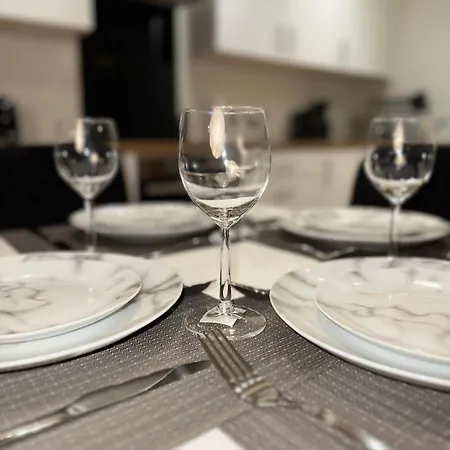 Luxury 2-Bed High-Rise In Manchester With Parking-2